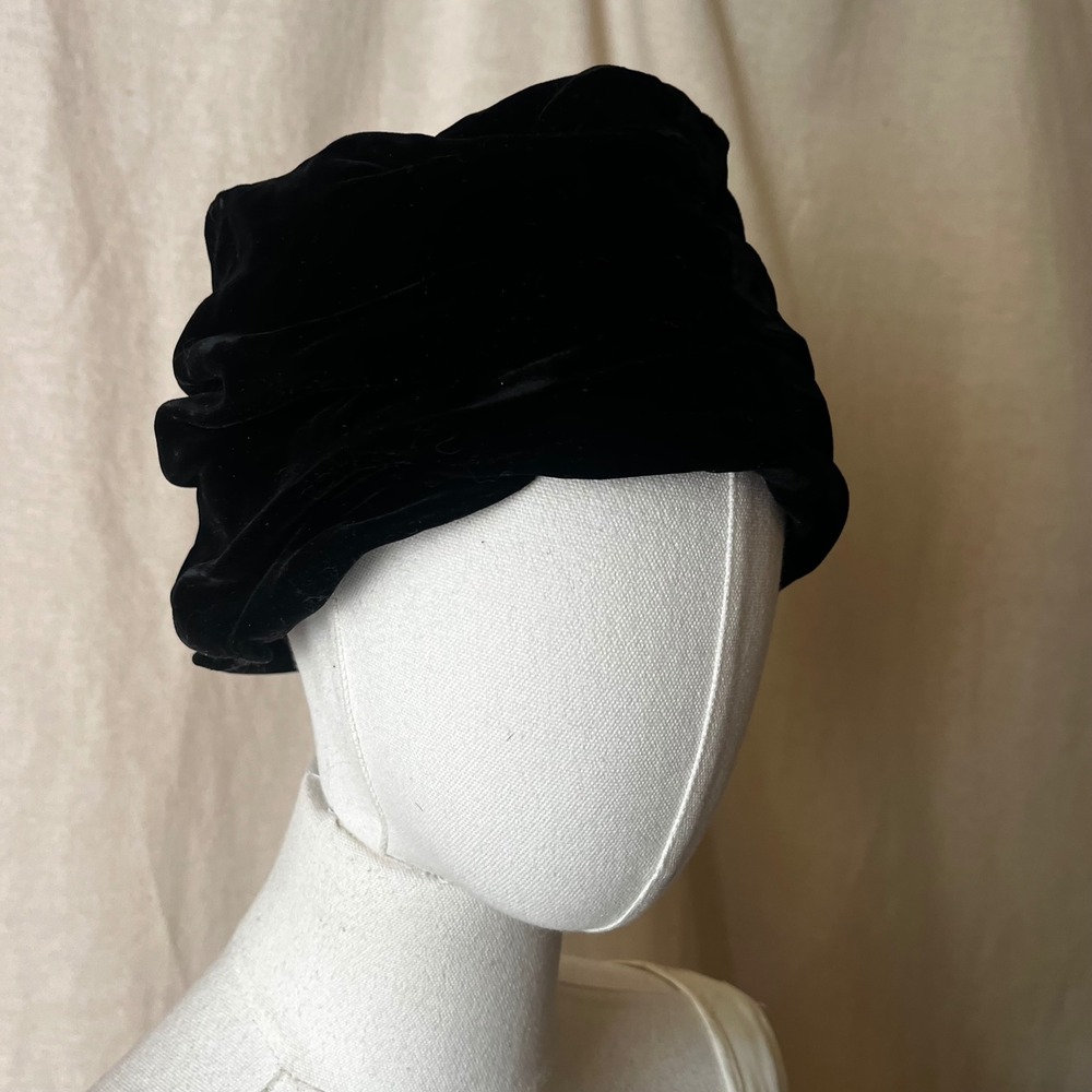 Vintage Black Velvet Turban Toque Hat Red Lining Small